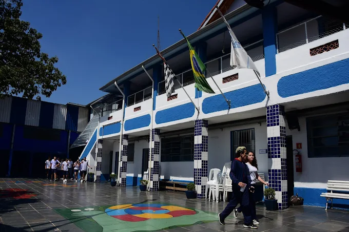 Alunos no campus do colégio ou vista geral